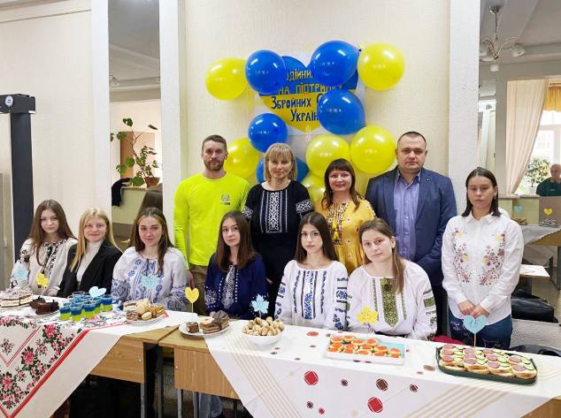 Долучилися до заходу активні студенти-волонтери спеціальності 231 «Соціальна робота», магістранти ОПП «Соціальна педагогіка» другого (магістерського) рівня вищої освіти за спеціальністю 011 «Освітні, педагогічні науки», ОПП «Соціальне адміністрування у громаді» другого (магістерського) рівня вищої освіти за спеціальністю 231 Соціальна робота, аспіранти ОПП «Соціальна робота» третього (освітньо-наукового) рівня вищої освіти за спеціальністю 231 «Соціальна робота» та викладачі кафедри соціальної роботи та менеджменту соціокультурної діяльності. Кожна група презентувала найрізноманітнішу та найсмачнішу домашню випічку. Панувала надзвичайно тепла і патріотично налаштована атмосфера.